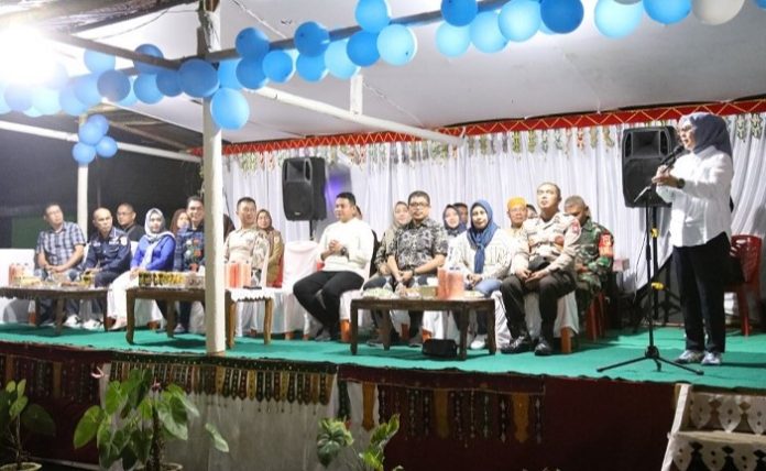Wali Kota Kotamobagu, Ir Hj Tatong Bara, saat memberikan sambutan sekaligus mengumumkan bantuan 100 sak semen dan membuka sepak bola wanita Motoboi Besar Cup 2023.