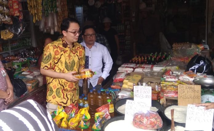 Wakil Menteri Perdagangan Indonesia Dr. Jerry Sambuaga saat melakukan blusukan ke pasar Winenet di Kota Bitung, Sabtu (28/01/2023). Foto : Ody