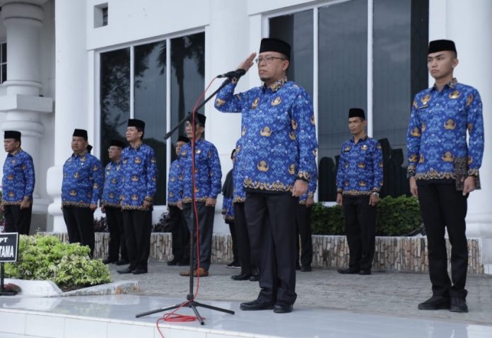 Sekretaris Daerah Kabupaten Asahan Drs. John Hardi Nasution, M.Si memimpin Upacara Hari Kesadaran Nasional yang dilaksanakan di Halaman Kantor Bupati Asahan, Selasa (17/1/2023). FOTO : DONI