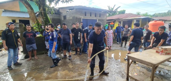 Partai Nasdem melakukan kegiatan Bhakti sosial pembersihan puing-puing korban banjir di kelurahan molas lingkungan V (Cempaka) Selasa (31/1/23).