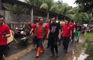 Bupati Limi Bawa Bantuan Korban Bencana Banjir di Manado