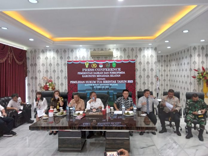 Bupati Minahasa Selatan Frangky Donny Wonglar SH, pada hari ini Rabu 22/02/2023 bertempat di ruang rapat Bupati menggelar Konferensi Pers bersama seluruh Pers Minahasa Selatan. FOTO : AN