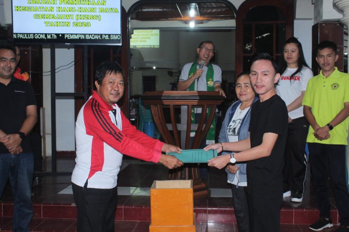 Bertempat di halaman GMIM Eben Haezer Motoling, rangkaian Kegiatan Hari-Hari Raya Gereja (H2RG) yang disponsori oleh Komisi Pelayanan Remaja GMIM Ketua Pnt Nevi Pangaila S,Pd Jemaat GMIM Eben Haezar Motoling resmi dibuka.