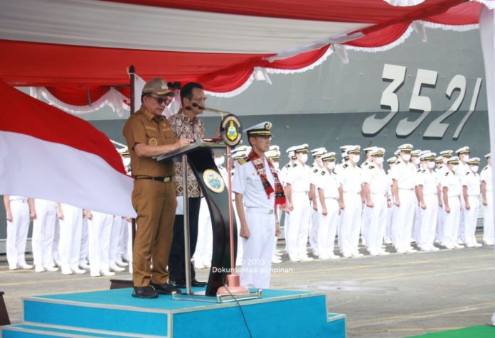 Wali Kota Bitung Ir. Maurits Mantiri MM didampingi Kanasugi Kenji, Duta Besar Jepang untuk Indonesia serta unsur Forkopimda sambut kedatangan Dua Kapal Perang dari Jepang, JS Shimakaze (JS-172) dan JS Asagiri (JS-151) di Dermaga Pelindo Terminal Peti Kemas (TPK) Bitung, Senin (27/02/2023).