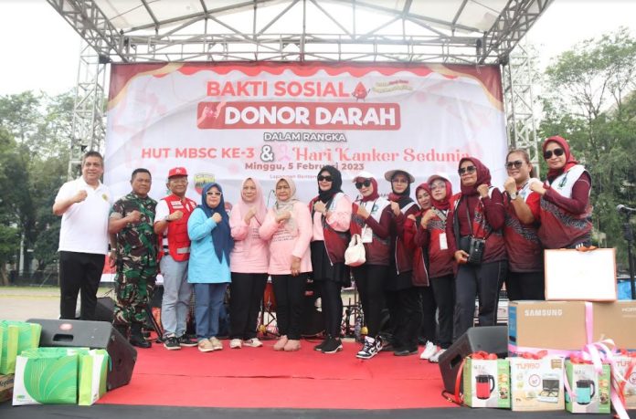 Ketua Yayasan Kanker Indonesia (YKI) Sumatera Utara (Sumut) Nawal Lubis didampingi Ketua Dharma Wanita Persatuan Sumut Dian Arief menghadiri HUT ke-3 Medan Benteng Sport Club (MBSC) dan Bakti Sosial Donor Darah dalam rangka Hari Kanker Sedunia di Lapangan Benteng Jalan Pengadilan Medan, Minggu (5/2) (DISKOMINFO SUMUT)
