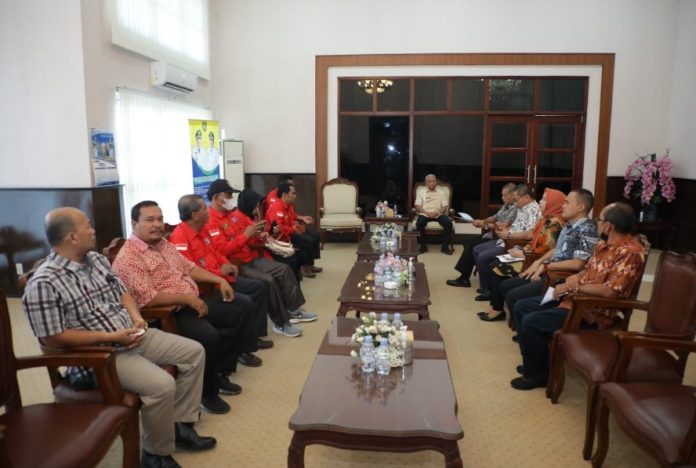 Bupati Asahan H. Surya, BSc didampingi Asisten Pemerintahan dan Kesejahteraan Rakyat, Kadis Kominfo, Kabag Protokol menerima audiensi DPC Pemuda Batak Bersatu (PBB) Kabupaten Asahan di Ruang Kerjanya, Jumat (3/2/2023).