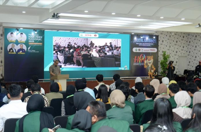 Kegiatan Hari Pers Nasional (HPN) tahun 2023 menggelar workshop digital literasi: media sosial dan entrepreneurship untuk generasi milenial bersama ratusan mahasiswa USU, yang berlangsung di Aula Fakultas Ilmu Sosial dan Ilmu Politik (FISIP) USU Jalan Dr. A. Sofian No.1A, Kota Medan, Selasa (7/2). (Foto : Alexander AP Siahaan).