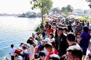 Puluhan ribu pengunjung memadati kawasan menonton F1 PowerBoat (F1H2O) di Desa Lumban Silintong, Balige, Kabupaten Toba, Minggu (26/2/2023). (Foto : Imam Syahputra)