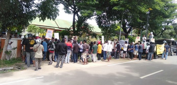 Keluarga Alm. Ibrahim Hanta melakukan aksi Demontrasi di depan Kantor BPN Manggarai Barat Selasa, 28/02/2023