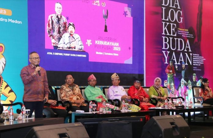 Dialog Kebudayaan Perwatuan Wartawan Indonesia (PWI) Pusat yang digelar di Hotel Santika Dyandra Medan, Selasa (7/2), turut meramaikan kegiatan Hari Pers Nasional (HPN) 2023 mulai 7-12 Februari 2023. Sebanyak 10 kepala daerah penerima Anugerah Kebudayaan dari organisasi wartawan ini hadir sebagai narasumber.