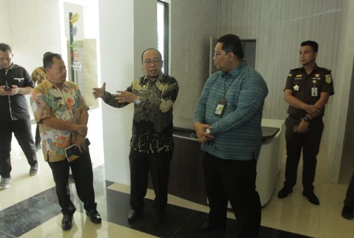 Sekretaris Daerah Kabupaten Aasahan, Drs. John Hardi Nasution M.Si meninjau langsung pembangunan MPP tersebut, Kamis (16/2/2023).