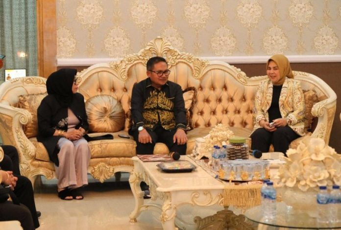 Wali Kota, Ir. Hj. Tatong Bara bersama jajaran pimpinan Organisasi Perangkat Daerah (OPD) dilingkungan Pemerintah Kota Kotamobagu melaksanakan kunjungan kerja sekaligus bersilaturahmi dengan Wali Kota Gorontalo, Dr. H. Marthen. A. Taha., M.Ec.Dev, Kamis (2/2).