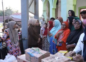 Wali Kota Kotamobagu, Ir. Hj. Tatong Bara, Kembali mengunjungi dan menyalurkan bantuan bagi para warga yang terdampak bencana banjir dan tanah longsor di Kota Manado, Kamis (9/2).
