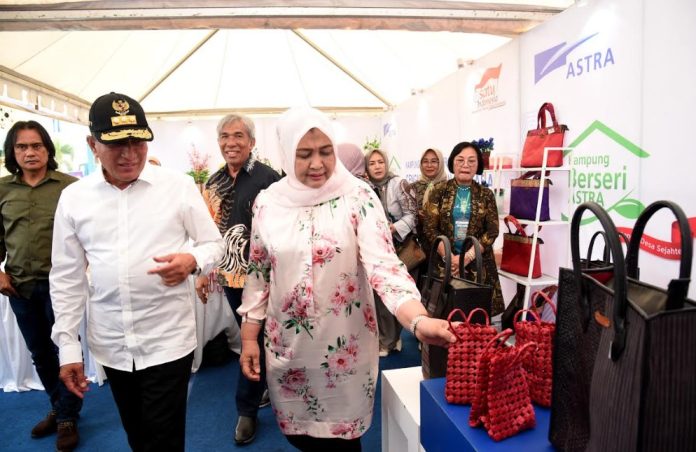 Gubernur Sumatera Utara (Sumut) Edy Rahmayadi bersama Ketua TP PKK Sumut Nawal Lubis didampingi Ketua Dharma Wanita Persatuan Provinsi Sumut Dian Arief Trinugroho, Kepala Dinas Kominfo Sumut Ilyas Sitorus, serta para OPD, berkunjung ke Pameran UMKM pada perhelatan Hari Pers Nasional 2023 di Astaka, Jalan Willem Iskandar, Kabupaten Deliserdang, Jum'at (10/02).