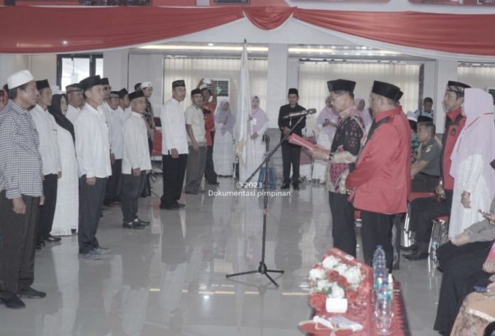 Wakil Walikota Bitung, Hengky Honandar saat menghadiri peringatan Isra Mi'raj 1444 H di ruang Sarundajang, Sabtu (18/02/23). Foto : Humas