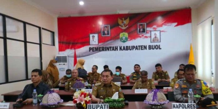 Pj Bupati Buol mengikuti zoom meeting Rakor Pengendalian Inflasi Daerah oleh Kemendagri RI, di aula lantai II kantor Badan Pedapatan Daerah Kabupaten Buol, Sulteng, Senin (20/02/23).