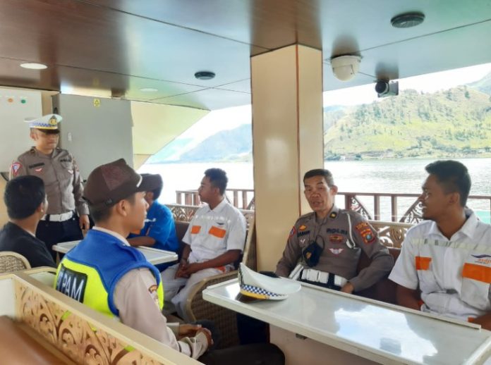 Unit Kamsel Sat Lantas Polres Tanah Karo dalam rangka menjelang Event Internasional F1h20 Power Boat Danau Toba Balige 2023, melaksanakan sosialisasi, Senin(13/02) pukul 11.00 WIB di Dermaga kapal Desa Tongging Kec. Merk Kab. Karo. FOTO : DASRI