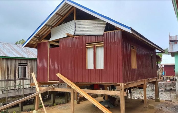 Salah satu rumah warga bantuan dari program bedah rumah pemerintah kabupaten Tolitoli yang dikeluhkan warga. FOTO : JAMAL