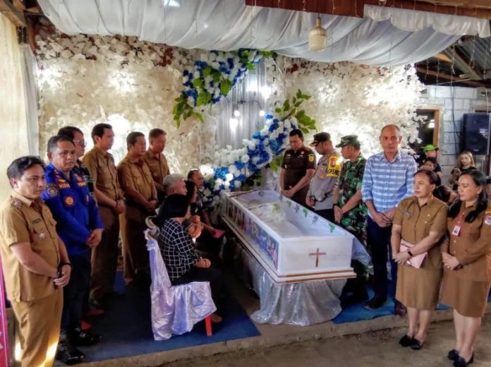 Forum Koordinasi Pimpinan Daerah (Forkopimda) Kabupaten Minahasa Selatan melayat di rumah duka korban kasus pembunuhan di Desa Sinisir, Kec. Modoinding, Senin siang (13/02/2023). FOTO : ANDREY