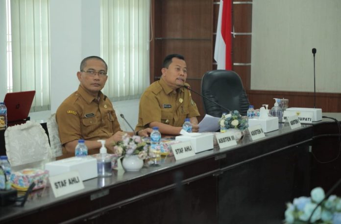 Dinas Kominfo Kabupaten Asahan menggelar Rapat Koordinasi Monitoring Evaluasi Tim Koordinasi Sistem Pemerintahan Berbasis Elektronik (SPBE) di Aula Mawar Kantor Bupati Asahan Selasa (14/2/2023). FOTO : DONI