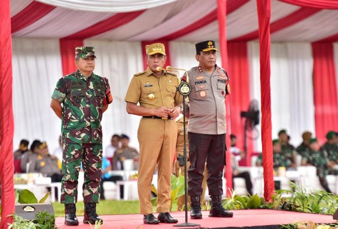 Gubernur Sumatera Utara (Sumut) Edy Rahmayadi bersama Pangdam I/BB Mayjen TNI Achmad Daniel Chardin dan Kapolda Sumut, Irjen. Pol. RZ Panca Putra Simanjuntak pada kegiatan Apel Gelar Pasukan Operasi Barita 2023, serta Pengamanan VVIP Kunjungan Kerja Presiden RI di Sumut, yang diselenggarakan di Lapangan terbang Sepakbola Markas Kepolisian Daerah (Mapolda) Sumut, Jalan Sisingamangaraja Medan, Senin (6/2/2023). (Foto Dinas Komunikasi dan Informatika Provinsi Sumut : Veri Ardian)