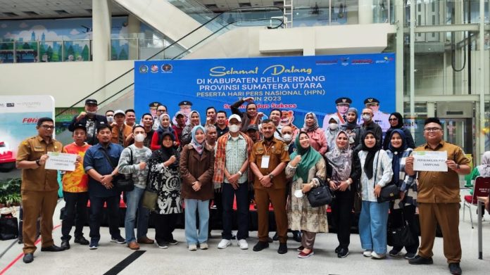 Sejumlah tamu dan peserta kegiatan Hari Pers Nasional (HPN) tahun 2023 mulai tiba di Bandara Kualanamu, Senin (6/2). Para tamu dan peserta HPN tersebut berasal dari berbagai provinsi di Indonesia. (DISKOMINFO SUMUT)