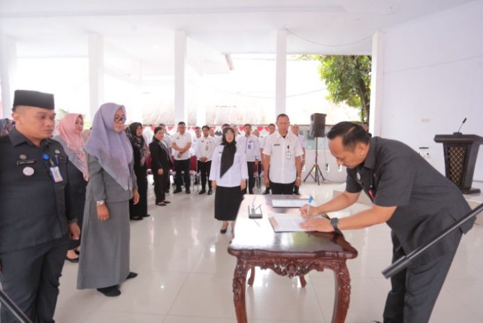 Sekda Kota Kotamobagu Sofyan Mokoginta, SH melantik dan mengambil sumpah 56 Pejabat Fungsional di lingkungan Pemerintah Kota Kotamobagu Rabu 22 Februari 2023 bertempat di Aula Kantor Walikota Jalan Ahmad Yani Kota Kotamobagu. FOTO : KOMINFO