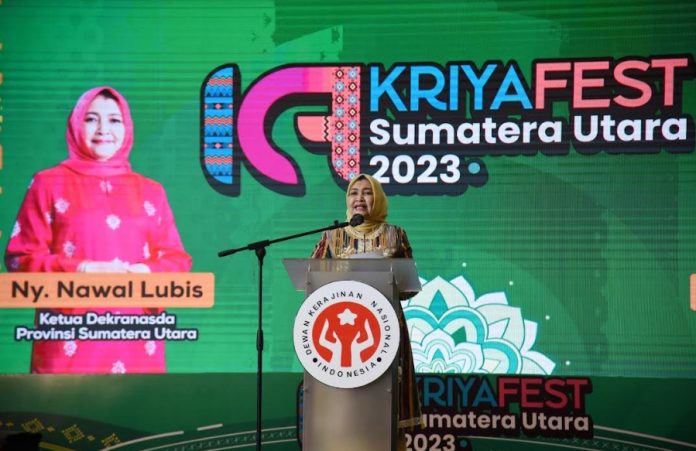 Ketua Dewan Kerajinan Nasional Daerah (Dekranasda) Sumatera Utara (Sumut) Nawal Lubis, secara simbolis membuka kegiatan Kriya Fest 2023 di Tiara Covention Centre, Jalan Imam Bonjol, Medan, Selasa (21/2). FOTO : Fahmi Aulia