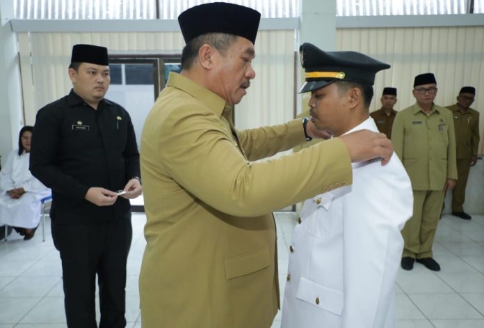 Wakil Bupati Asahan Taufik Zainal Abidin Siregar, S. Sos, M. Si mengambil sumpah dan melantik Pejabat Administrator, Pengawas, Fungsional Penyetaraan dan KTU Puskesmas di Lingkungan Pemerintah Kabupaten Asahan, Kamis (2/2/2023). FOTO : DONI