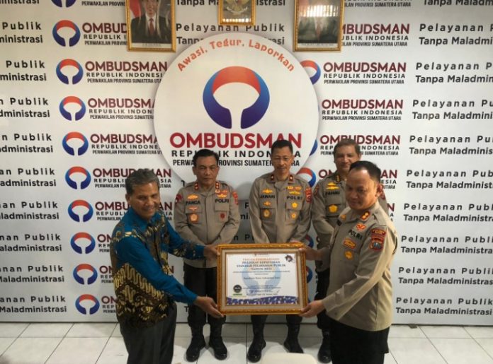 Kapolres Dairi AKBP Wahyudi Rahman, SH, S.I.K,MM menerima Piagam Penghargaan dalam predikat zona hijau dengan Katagori A dalam Opini Pelayanan Publik Kualitas Tertinggi, Di Kantor Ombudsman Republik Indonesia sumatera Utara tepatnya Jalan Sei Besitang No. 03 Medan petisah, Kamis (02/02/2023)