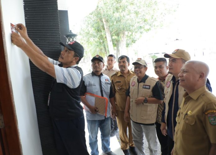 Panitia Pemungutan Suara (PPS) Kelurahan Mekar Baru Kecamatan Kota Kisaran Barat melakukan pendataan pemilu terhadap Bupati Asahan, H. Surya BSc di Rumah Dinasnya, Rabu (15/2/2023).. FOTO : DONI