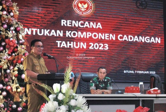 Walikota Bitung Ir. Maurits Mantiri MM saat membuka Sosialisasi Rekrutmen Komponen Cadangan (Komcad) Matra Darat Tahun 2023, Selasa, (07/02/2023). Foto : Humas