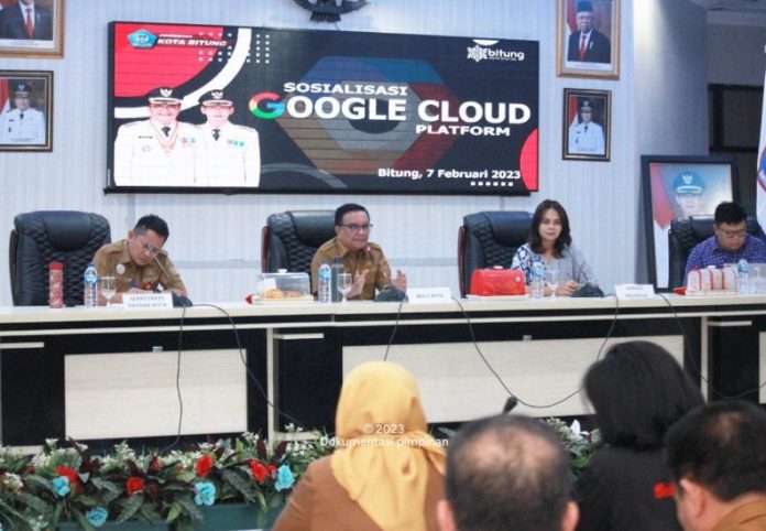 Walikota Bitung Ir. Maurits Mantiri MM saat membuka sosialisasi Google Cloud Platform yang dilaksanakan di ruang sidang lantai IV Kantor Walikota Bitung, Selasa, (07/01/2023) Foto : Humas