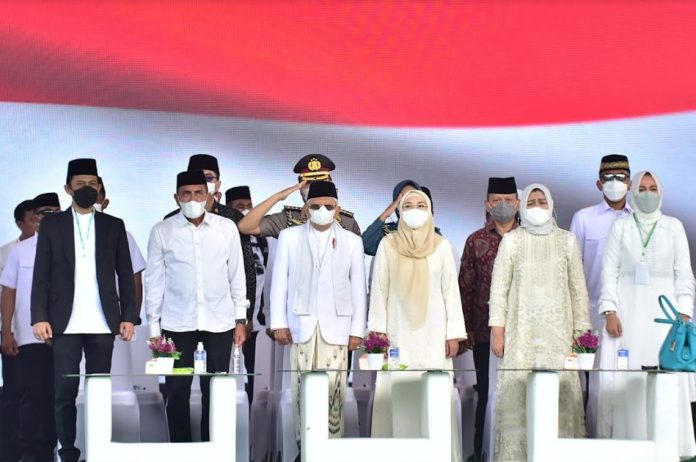 Gubernur Sumut Edy Rahmayadi bersama Ketua TP PKK Sumut Nawal Lubis mendampingi Wakil Presiden (Wapres) Republik Indonesia KH Ma'ruf Amin beserta Ibu Wapres Wury Ma'ruf Amin menghadiri acara Barus Berselawat untuk Indonesia di Lapangan Merdeka Barus, Kabupaten Tapanuli Tengah, Rabu (15/2/2023). (Foto: Veri Ardian)