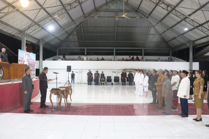 Bupati Minahasa Selatan Franky Donny Wongkar, SH melakukan Pengambilan sumpah janji dan pelantikan Jabatan tinggi Pratama, jabatan Administrator, jabatan Pengawas, serta tugas tambahan kepala sekolah dan Penyerahan surat Keputusan penjabat hukum tua, di Aula Waleta Kantor Bupati Minahasa Selatan. Jumat 03 Maret 2023. FOTO : ANDREY