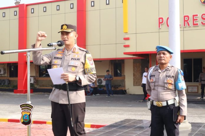 Kapolres Asahan, AKBP Roman Smaradhana Elhaj pimpin Apel gelar Pasukan Operasi Kepolisian Keselamatan Toba Tahun 2023 dilapangan Apel Polres Asahan, Rabu (8/3/2023).