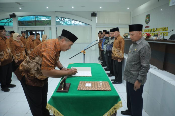 Bupati Asahan H Surya Bsc melantik Kepengurusan Persatuan Wredatama Republik Indonesia (PWRI) Kabupaten Asahan Masa Bhakti 2023-2027, Sabtu (11/3/2023).
