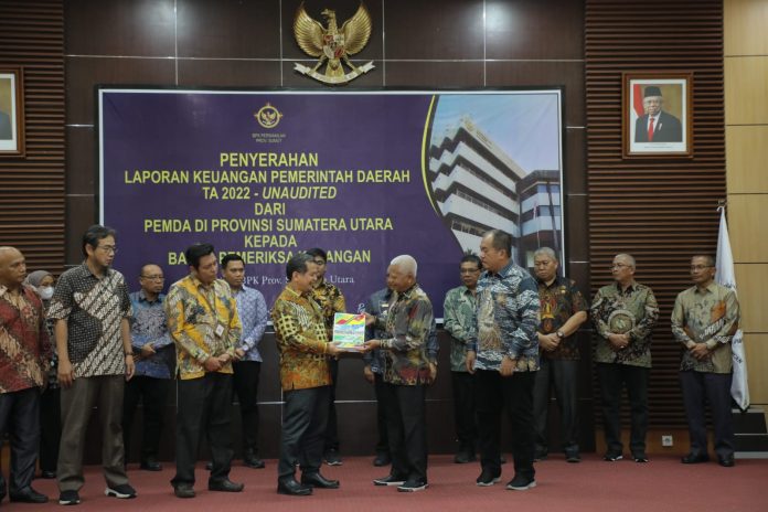 Pemerintah Kabupaten Asahan menyerahkan Laporan Keuangan Pemerintah Daerah (LKPD) Unaudited Tahun Anggaran 2022 kepada Badan Pemeriksa Keuangan (BPK) Perwakilan Sumatera Utara. Kegiatan tersebut dilaksanakan di Auditorium BPK RI Perwakilan Provinsi Sumatera Utara Jalan Imam Bonjol Medan, Sabtu (11/3/2023).