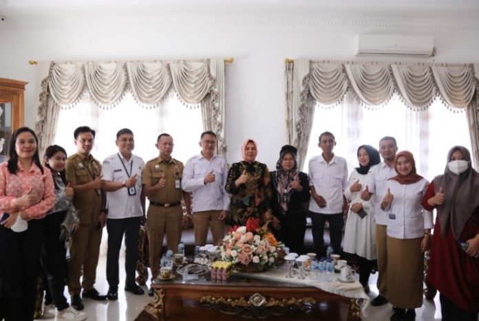 Wali Kota Kotamobagu Ir. Hj. Tatong Bara, menerima kunjungan Komisi Pemilihan Umum Daerah (KPUD) Kotamobagu dan Petugas Pemutakhiran Pemilih (Pantarlih) untuk melakukan pencocokan dan penelitian (Coklit) data pemilih untuk pelaksanaan Pemilu Tahun 2024, di Rumah Dinas Wali Kota, Jalan Ahmad Yani Kotamobagu, Senin (13/2/2023) pagi.