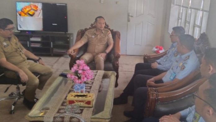 Sekda Sofyan Mokoginta didampingi Asisten III, Moh. Agung Adati menerima kunjungan Kepala Kantor Imigrasi Kelas II, Non TPI Kotamobagu, Teddy Kuantano Achmad. di ruang kerja Sekda, Senin, (13/2/2023).
