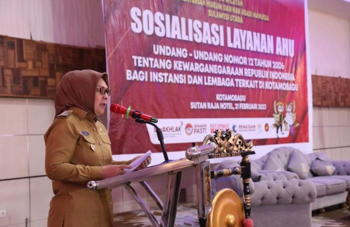 Wali Kota Kotamobagu, Ir. Hj Tatong Bara menghadiri Sosialisasi Layanan Administrasi Hukum Umum (AHU) yang digelar Kantor Wilayah (Kanwil) Kemenkumham Sulut, di Sutan Raja Hotel Kotamobagu, Selasa (21/02/2023).