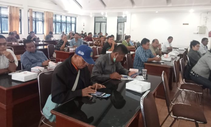 konferensi pers dinas pertanian yang di hadiri Sekda kab Karo kempres Terkelin Purba, dinas komunikasi dan informatika Leonardo Surbakti, dan seluruh wartawan Pemkab Karo, di aula kantor bupati kabupaten Karo, jalan veteran kabanjahe hari Senin 6 Maret 2023.