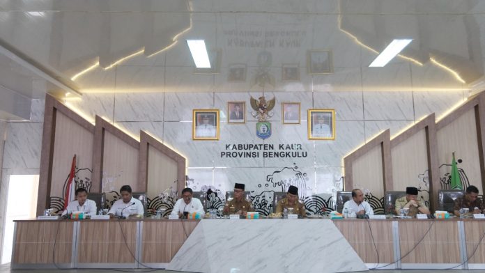 Bupati Kaur H. Lismidianto, SH, MH yang didampingi Sekda Dr. Drs. Ersan Syahfiri, MM memimpin Rakor Lanjutan Tentang Pembahasan Progres dan Kendala Pembangunan SUTT 150 kV Manna Bintuhan, Senin (6/3/2023) di aula lantai tiga Sekretariat Daerah Kaur.