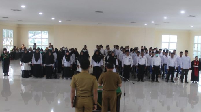 Pj Bupati Buol, Drs. M. Muchlis, MM Senin, 13-3-2023 telah mengukuhkan dan melantik 99 Pejabat Fungsional serta dilanjutkan dengan pengambilan sumpah jabatan, yang dilaksanakan di Aula Lantai II Kantor Bupati Buol.