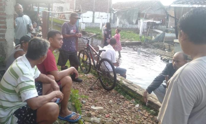 Masyarakat Desa Karangjompo Kecamatan Tirto Kabupaten Pekalongan mengeluhkan kondisi kampung nya yang terdampak banjir berbulan-bulan yang kini belum surut dan belum ada solusinya dari Pemerintah.