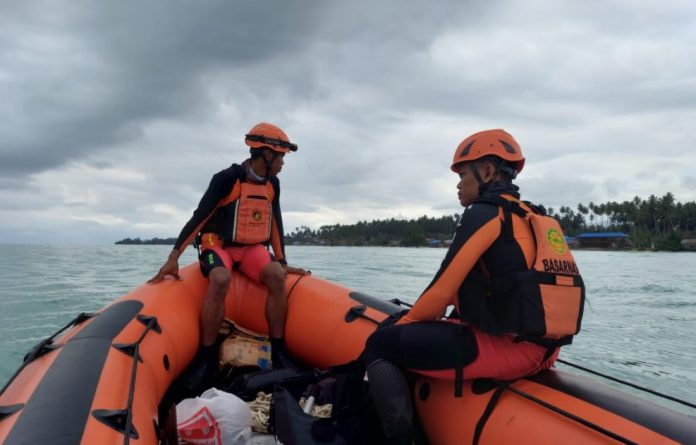 Tim SAR Gabungan melakukan pencarian sejauh 200 kilo meter dari LKP sebelah kiri ke arah timur tenggara dengan menggunakan Rubber boat Basarnas