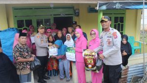 Polres Buton Tengah, AKBP Yanna Nurhandiana bersama Ketua Bhayangkari Cabang Buton Tengah Ny. Lia Yanna melaksanakan giat peduli masyarakat. Foto : IST