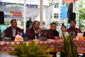 Gambar : Bupati Tapanuli Selatan (Tapsel) H. Dolly Pasaribu, menyerahkan seekor kerbau kepada Induk Keluarga Alumni Pelajar Sipirok Indonesia (IKAPSI), dalam rangka halal bi halal yang diadakan oleh IKAPSI di Alun-Alun Sipirok, Kabupaten Tapanuli Selatan, pada Minggu (23/4).