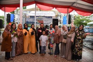 Gambar : Bupati Tapanuli Selatan (Tapsel) H. Dolly Pasaribu, menyerahkan seekor kerbau kepada Induk Keluarga Alumni Pelajar Sipirok Indonesia (IKAPSI), dalam rangka halal bi halal yang diadakan oleh IKAPSI di Alun-Alun Sipirok, Kabupaten Tapanuli Selatan, pada Minggu (23/4).
