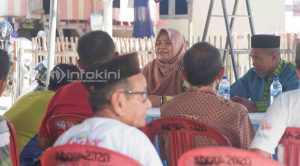 Anggota DPRD Buton Tengah dari Partai Golkar (Dapil IV) Kecamatan Mawasangka Kecamatan Mawasangka, Saadia, S.Ag saat melaksaakan reses di salah satu desa di Kecamatan Mawasangka (Berjilbab). Foto : Muhammad Shabuur / Infokini.news